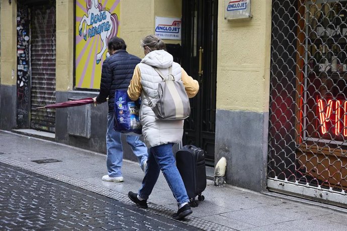 Archivo - Una mujer con una maleta, a 29 de octubre de 2024, en Madrid (España).