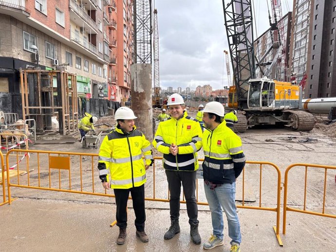 El consejero de Vivienda, Transportes e Infraestructuras, Jorge Rodrigo (c), junto al delegado de Urbanismo y Medio Ambiente del Ayuntamiento de Madrid, Borja Carabante (i), durante una visita a las obras del intercambiador de Conde de Casal.