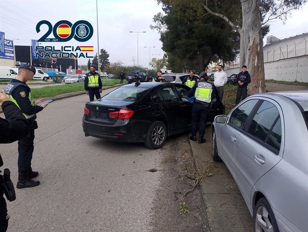 Agentes de la Policía Nacional en el polígono de El Portal tras la detención de un varón por intento de robo.