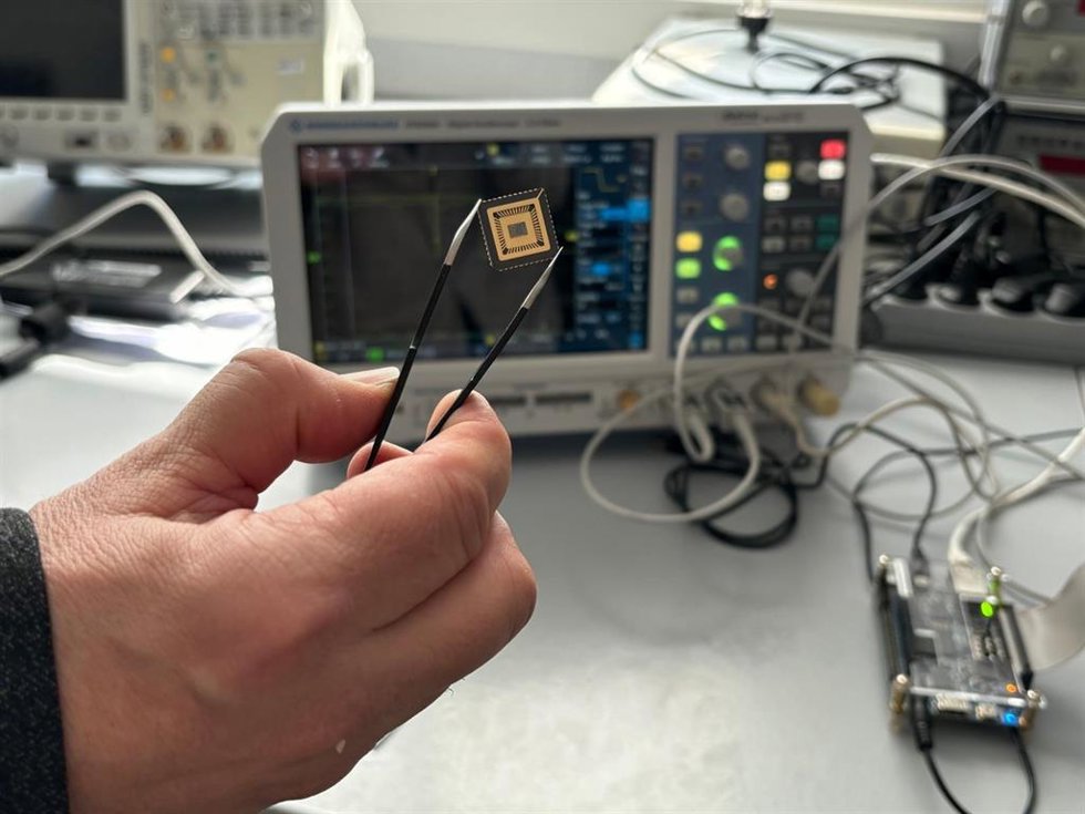 Diseñan un chip capaz de realizar tareas de inteligencia artificial en dispositivos con menor consumo de energía.