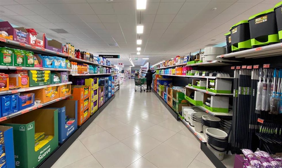 Archivo - Sección de productos y utensilios de limpieza en un supermercado de Madrid.