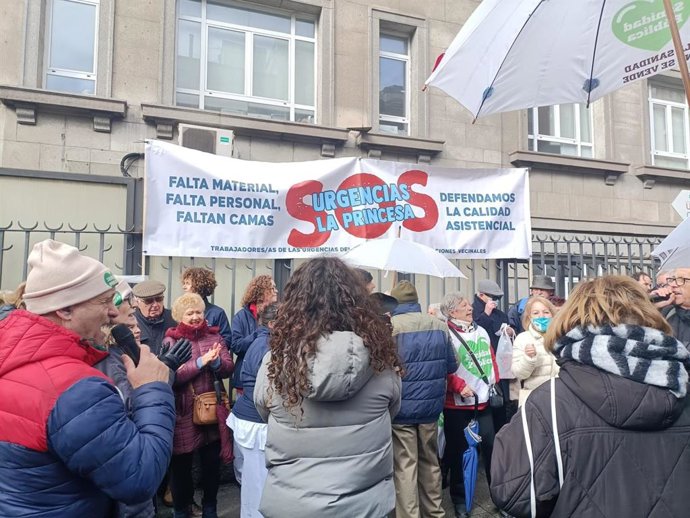 Trabajadores y vecinos se concentran en La Princesa contra la saturación "crónica" de Urgencias y la falta de inversión