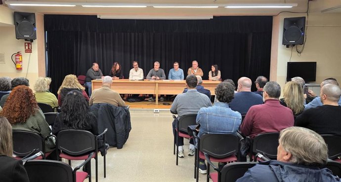 Reunión de representantes de la plantilla municipal, para abordar la privatización de la limpieza en centros públicos, en el centro Cívico Entreparques.