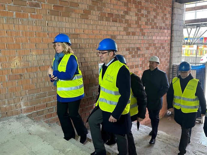La vicealcaldesa de Madrid, Inma Sanz y el presidente de la Empresa Municipal de la Vivienda y Suelo de Madrid (EMVS Madrid), Álvaro Gonzalez, durante su visita a una promoción de viviendas en El Cañaveral.