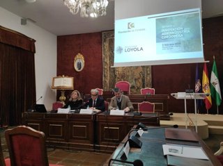 El presidente de la Diputación, Salvador Fuentes (centro), junto a la vicerrectora de la Universidad Loyola, Mercedes Torres, y el delegado territorial de Agricultura, Pesca, Agua y Desarrollo Rural de la Junta, Francisco Acosta.