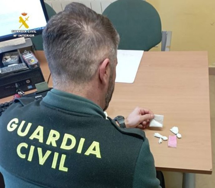 Detenido en Tordesillas al volante mientras manipulaba el móvil y descubrir que llevaba droga.