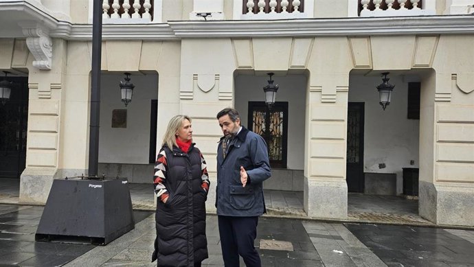 El presidente del Partido Popular de Castilla-La Mancha, Paco Núñez, y la alcaldesa de Guadalajara, Ana Guarinos.