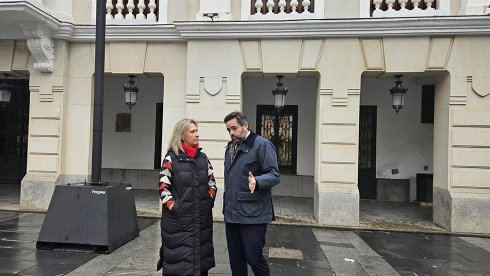 El presidente del Partido Popular de Castilla-La Mancha, Paco Núñez, y la alcaldesa de Guadalajara, Ana Guarinos.