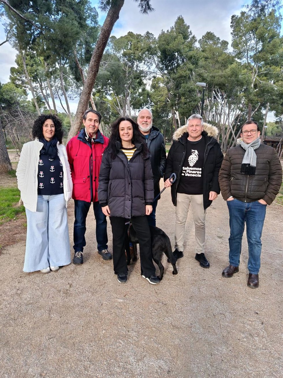 La candidata a la presidencia del Gobierno de Aragón, Marta Abengochea, en el centro.