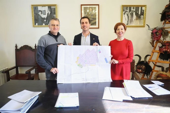 El presidente del Consell de Mallorca, Llorenç Galmés, entrega el nuevo plan general al alcalde de Ariany, Joan Ribot.