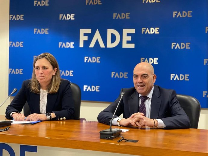 La presidenta de FADE, María Calvo, y el presidente de ATA y vicepresidente de la CEOE, Lorenzo Amor, durante la rueda de prensa de este martes en Oviedo.