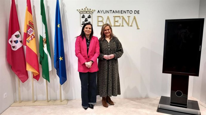 María Dolores Gálvez y María Jesús Serrano, en el Ayuntamiento de Baena.