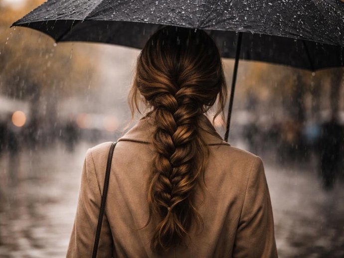 Combate el frizz con los trucos de nuestro profesional para no arruinar tu peinado bajo la lluvia