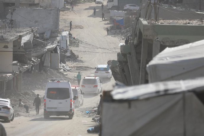 Un grupo de pacientes y sus acompañantes salen del Hospital Al Amal de Jan Yunis de cara a su evacuación a través del paso de Rafá, en la frontera con Egipto, tras el acuerdo con Israel para su reapertura limitada el 2 de febrero de 2026