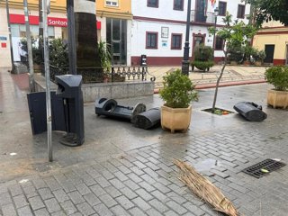 Papeleras y mobiliario de Chipiona dañado tras las últimas borrascas.