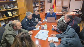 El alcalde de Barbate presidiendo la reunión de seguridad del municipio.