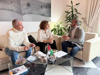 El presidente de la Diputación de Cáceres, Miguel Ángel Morales,  con el gerente y la secretaria de la Asociación de Padres Para la Integración en Cáceres (Aspainca), Lucio Carretero y María Isabel Bermejo