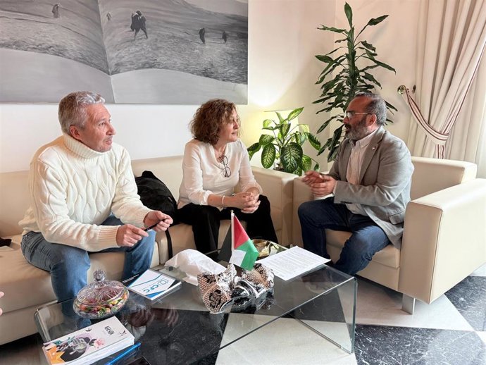 El presidente de la Diputación de Cáceres, Miguel Ángel Morales,  con el gerente y la secretaria de la Asociación de Padres Para la Integración en Cáceres (Aspainca), Lucio Carretero y María Isabel Bermejo