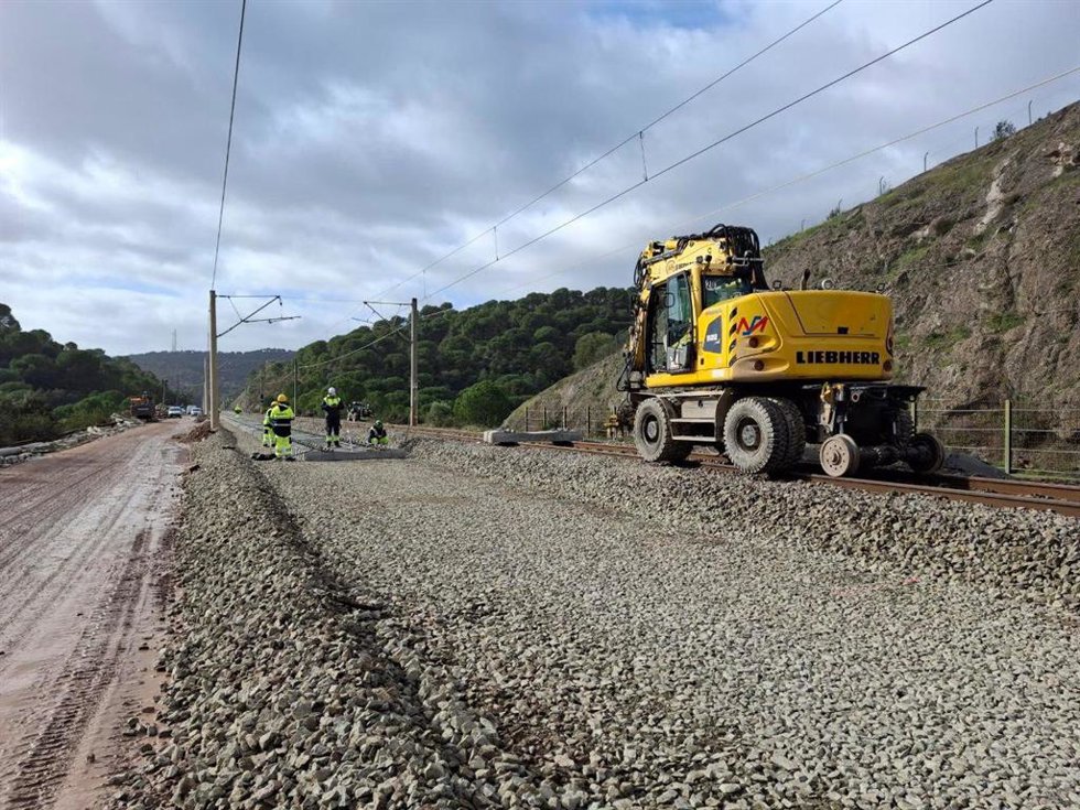 Varios operarios durante la reconstrucción del tramo ferroviario, a 31 de enero de 2026, en Adamuz, Córdoba, Andalucía (España).