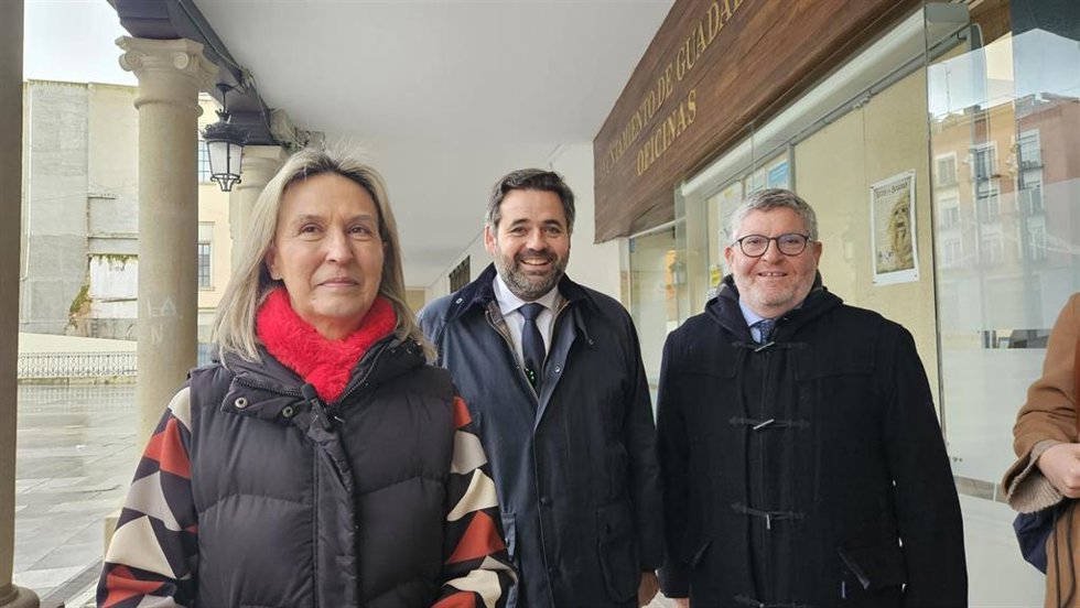 La alcaldesa de Guadalajara, Ana Guarinos, y el presidente regional del PP, Paco Núñez.
