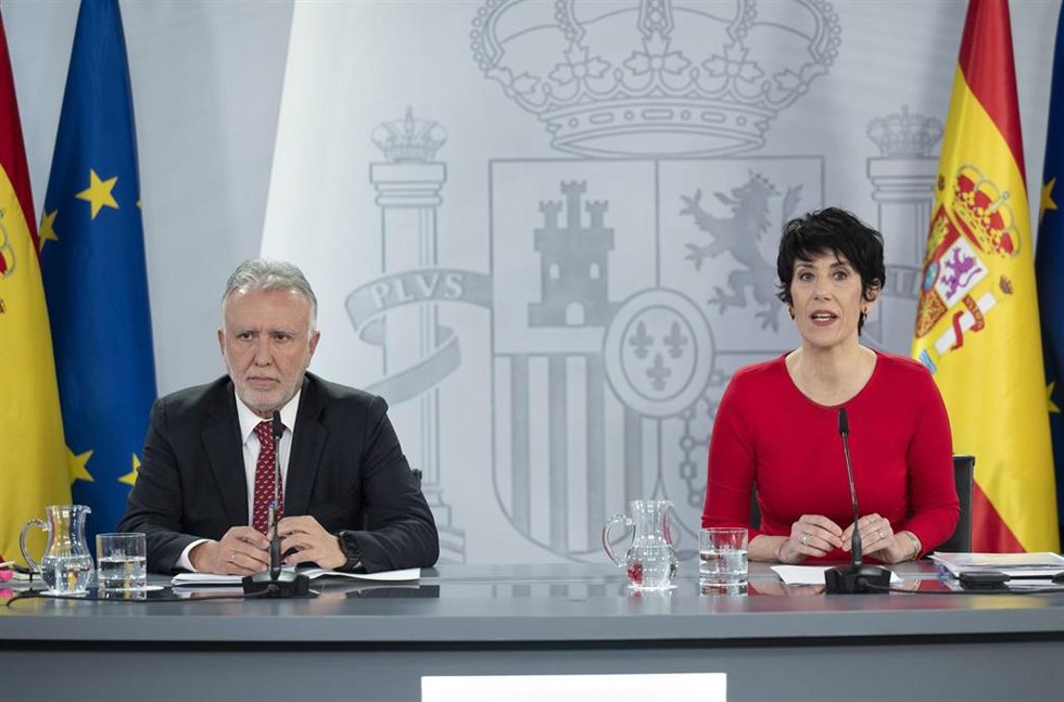 El ministro de Política Territorial y Memoria Democrática, Ángel Víctor Torres, y la ministra de Inclusión Seguridad Social y Migracioneas y portavoz del Gobierno, Elma Saiz, durante una rueda de prensa tras el Consejo de Ministros, a 3 de febrero de 20