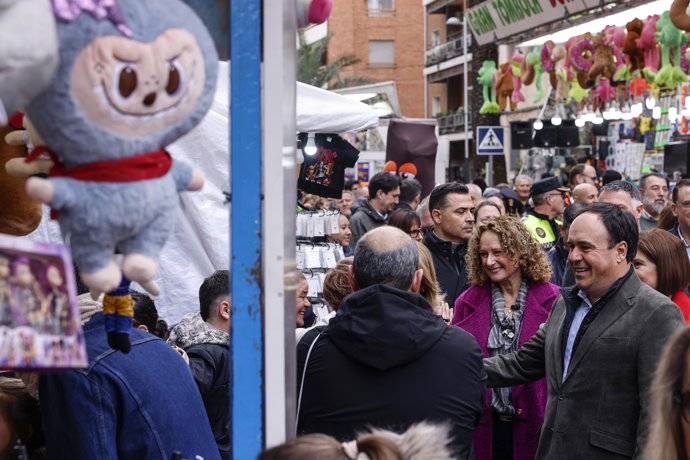 El presidente de la Generalitat valenciana, Juanfran Pérez Llorca (d), durante una visita a la Fira de Sant Blai de Torrent, a 3 de febrero de 2026, en Torrent, Valencia, Comunidad Valenciana (España).