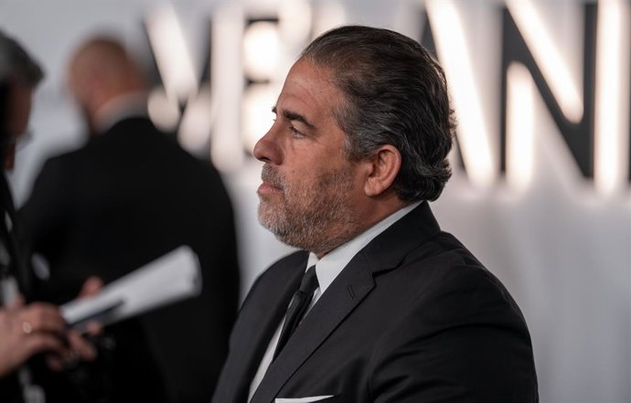 Brett Ratner, director del documental sobre Melania Trump explica su foto con Epstein y dice que "no lo conocía"