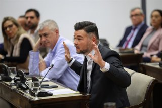 El diputat d'EH Bildu, Oskar Matute i el diputat d'ERC, Gabriel Rufián, durant la compareixença del president del PP, Alberto Nuñez Feijóo, davant de la Comissió d'investigació de la Dana, en el Congrés dels Diputats