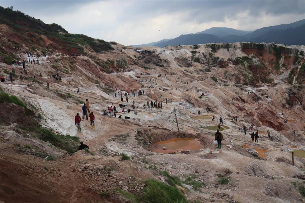 Archivo - Trabajadores en una mina de coltán en Rubaya, en el este de República Democrática del Congo (archivo)