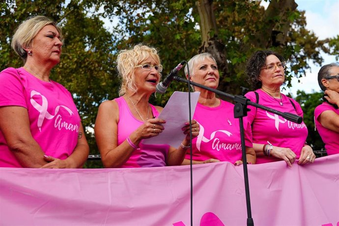 Archivo - La presidenta de la asociación de Mujeres con Cáncer de Mama de Sevilla (Amama), Ángela Claverol interviene en la concentración. A 26 de octubre de 2025 en Sevilla, Andalucía (España).  