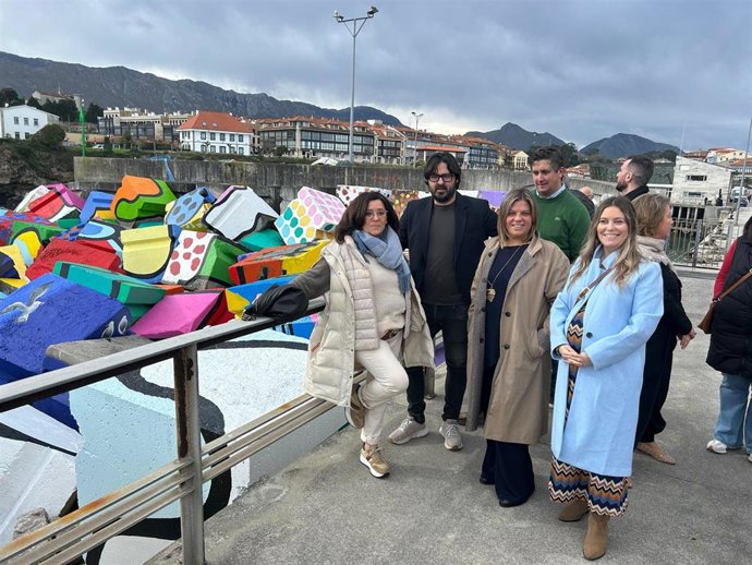 La vicepresidenta Gimena Llamedo visita con el alcalde de Llanes los Cubos de la Memoria recién restaurados.