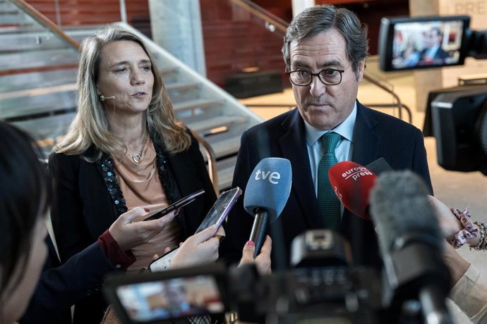 Archivo - El presidente de CEOE, Antonio Garamendi, y la presidenta del Cepyme, Ángela de Miguel, ofrecen declaraciones  a la prensa.