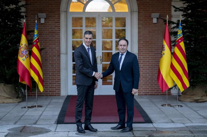 Archivo - El presidente del Gobierno, Pedro Sánchez (i), y el presidente de la Generalitat valenciana, Juanfran Pérez Llorca (d), durante una reunión, en el Palacio de La Moncloa, a 17 de diciembre de 2025