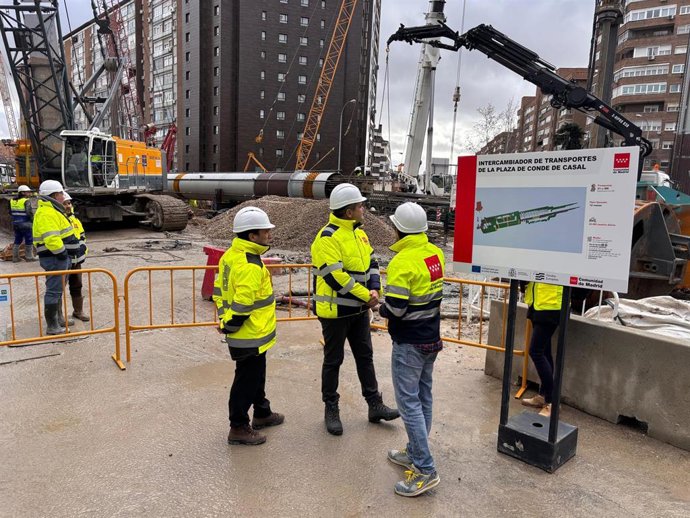 El consejero de Vivienda, Transportes e Infraestructuras de la Comunidad de Madrid, Jorge Rodrigo, visita las obras del intercambiador de Conde de Casal