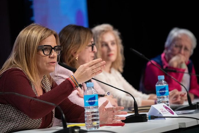 Archivo - La secretaria de Igualdad del PSOE, Pilar Bernabé (i), interviene en el III Congreso Internacional de Feministas Socialistas, a 7 de noviembre de 2025, en Madrid (España)