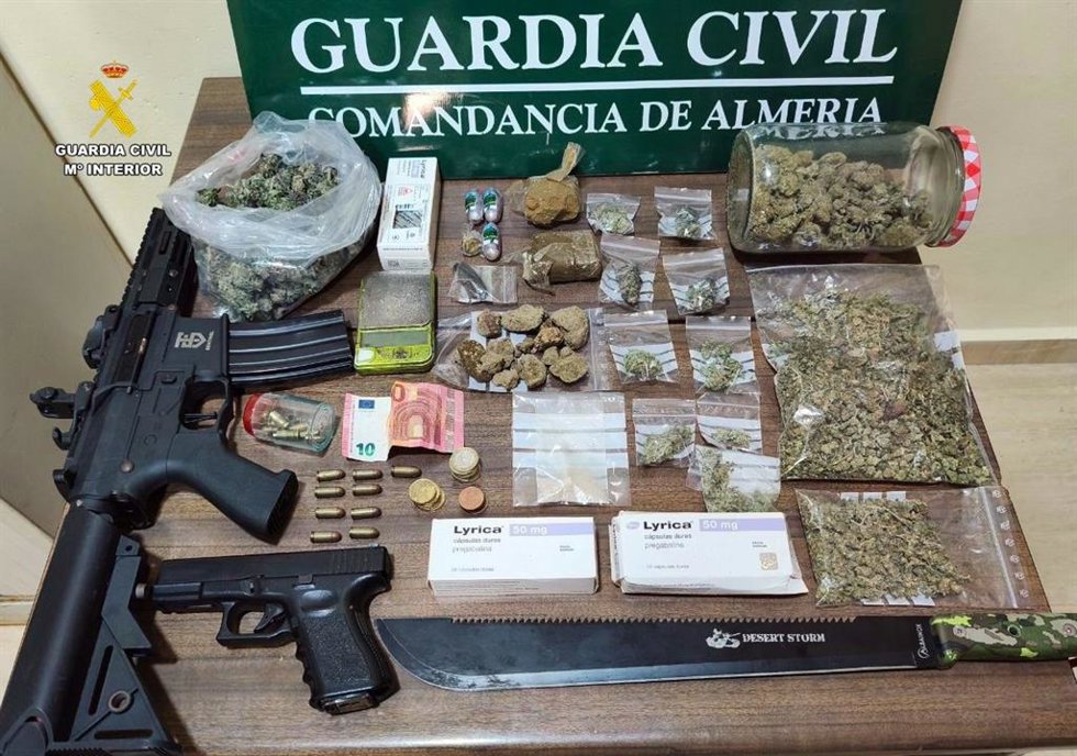 Drogas y armas intervenidas.