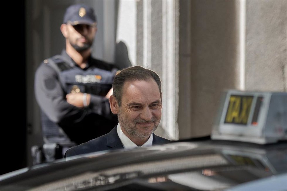Archivo - El exministro de Transportes José Luis Ábalos a su salida del Tribunal Supremo, a 15 de octubre de 2025, en Madrid (España).