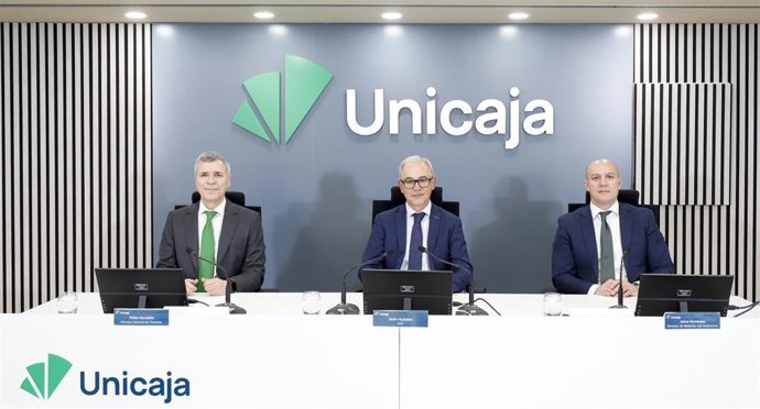 El director financiero de Unicaja, Pablo González; el consejero delegado, Isidro Rubiales; y el director de relaciones con inversores, Jaime Hernández, durante la rueda de prensa para presentar los resultados de 2025 de la entidad, en Madrid.