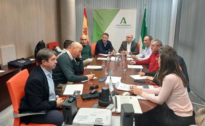 Reunión entre miembros de la Junta de Andalucía y Hortyfruta para analizar el avance del trips.