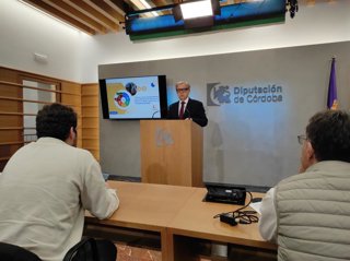 El presidente de la Diputación, Salvador Fuentes, informa sobre el Plan de Trabajo de Retirada de Amianto en los edificios municipales de la provincia.