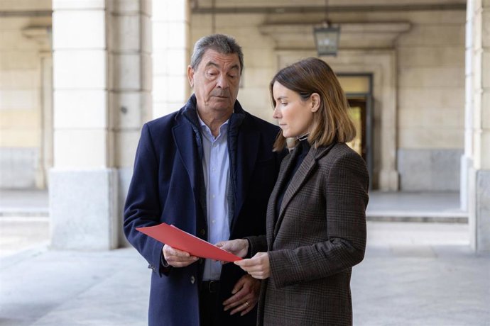 El delegado de Seguridad Ciudadana y Recursos Humanos del Ayuntamiento de Sevilla, Ignacio Flores, y la delegada de Educación, Juventud, Edificios Municipales, Deporte y Promoción de la Salud, Blanca Gastalver