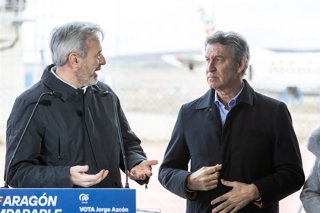 El presidente del Partido Popular, Alberto Núñez Feijóo, y el presidente de la Comunidad Autónoma y candidato a la reelección, Jorge Azcón durante una rueda de prensa, en el Aeropuerto de Teruel.