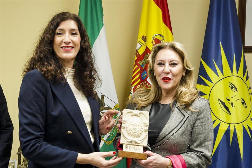 La consejera de Economía y Hacienda de la Junta de Andalucía y portavoz del Gobierno, Carolina España, (d) junto a la alcaldesa de Écija, Silvia Heredia, (i) durante la visita a Écija, a 3 de febrero de 2026 en Sevilla (Andalucía, España). La consejera 