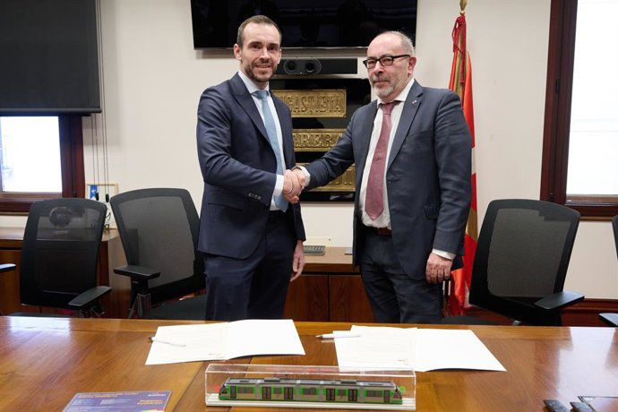 Javier Iriarte CAFeko Ibilgailu arloko zuzendari nagusia (ezkerrean) eta Javier Seoane Euskotren sozietate publikoaren zuzendari nagusia