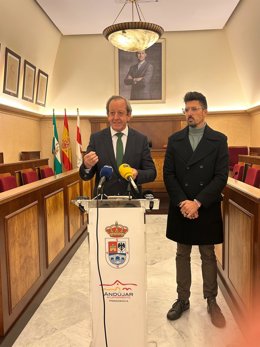 El alcalde de Andújar, Francisco Carmona, anuncia el aplazamiento de Andújar Flamenca junto al director del evento,Salvador Pérez