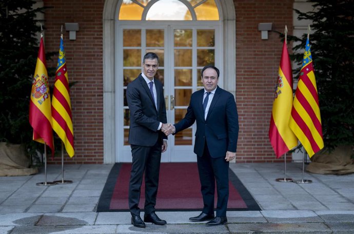 Archivo - Arxiu - El president del Govern, Pedro Sánchez (e), i el president de la Generalitat valenciana, Juanfran Pérez Llorca (d), durant una reunió, en el Palau de la Moncloa, a 17 de desembre del 2025