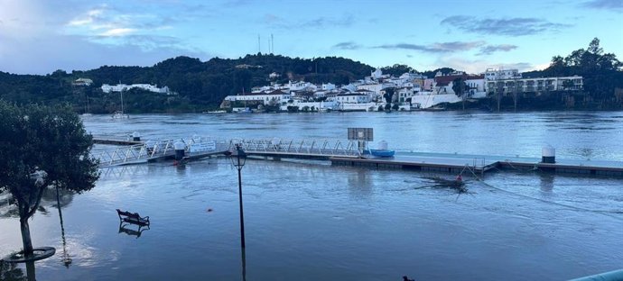 El río Guadiana a su paso por Sanlúcar de Guadiana.