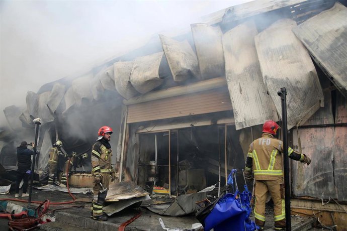 Bomberos trabajan en un bazar incendiado en el oeste de la capital de Irán, Teherán (archivo)
