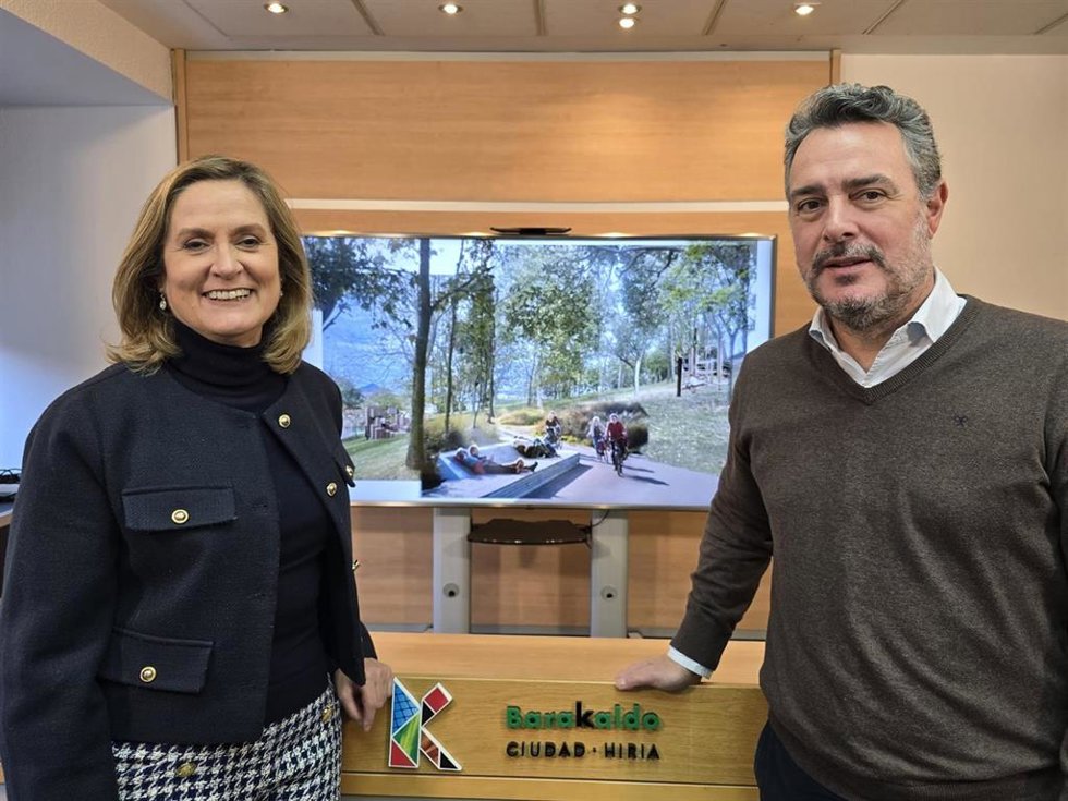 La alcaldesa de Barakaldo, Amaia del Campo, y el concejal de Obras y Servicios para los Barrios y la Ciudad., Jon Andoni Uria, en la presentación del proyecto de recuperación del parque Urkullu.