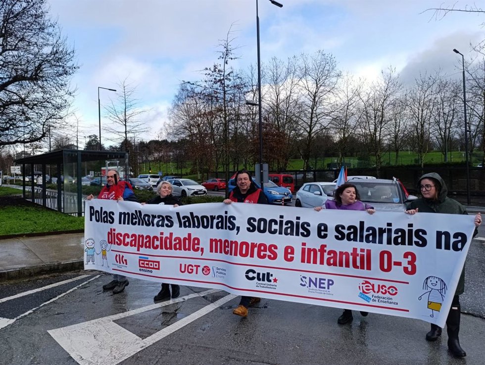 Una caravana de coches rodea la sede de la Xunta en Santiago para denunciar la "precaridad" del sector cuidados